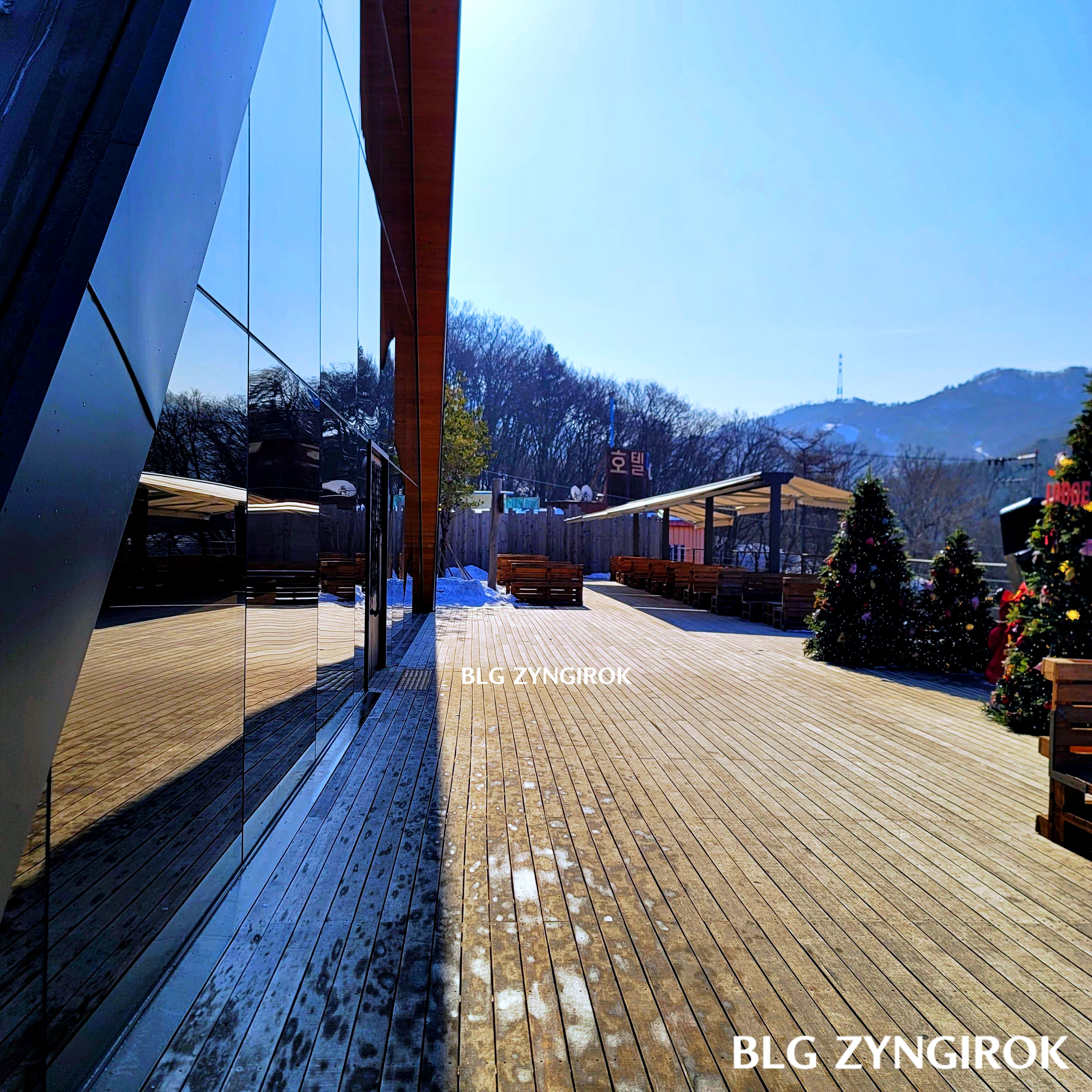 양주 카페 럿지 LODGE 입구 건물 외관 모습이다.