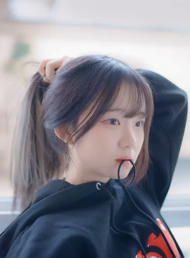 진자림이 머리를 묶는 사진