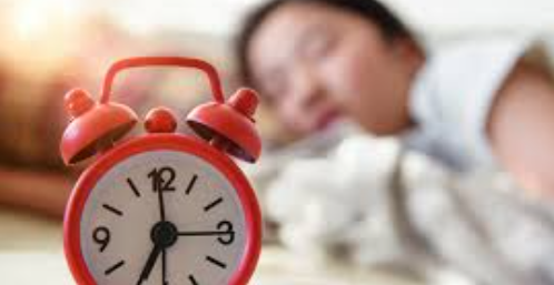 몇 시에 일어나느냐가 노화를 결정한다? 기상 시간과 젊음 유지의 과학적 상관관계