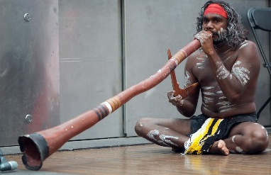 디저리두 연주 중인 원주민