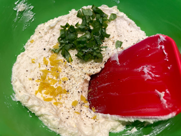 애호박 요리 속 재료 - 바질, 레몬 제스트, 소금, 후추