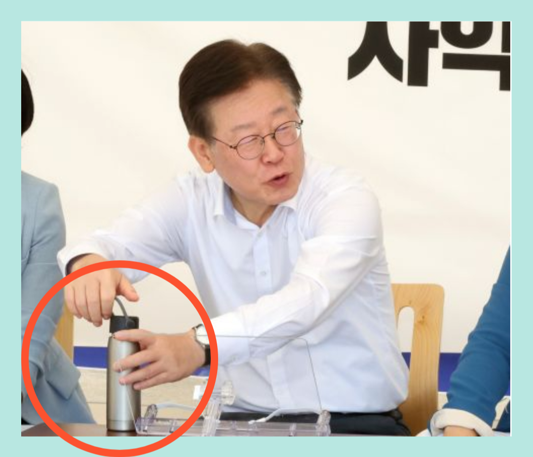 이재명-대표-물을 마시기위해-텀블러를 잡고있다