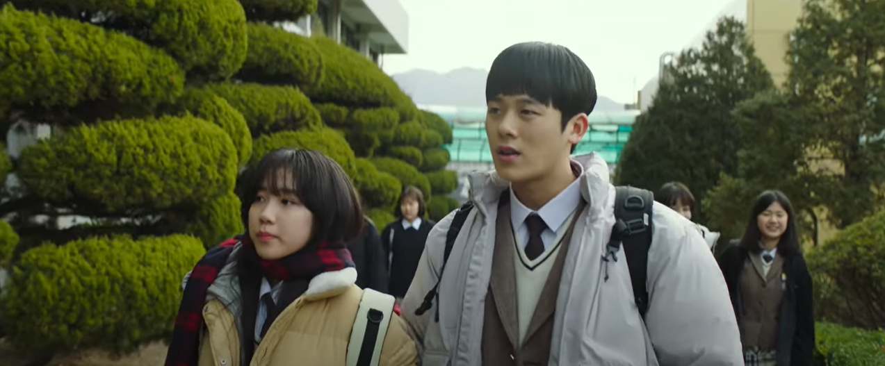 인영의 단짝 친구 도윤과 등교하는 모습