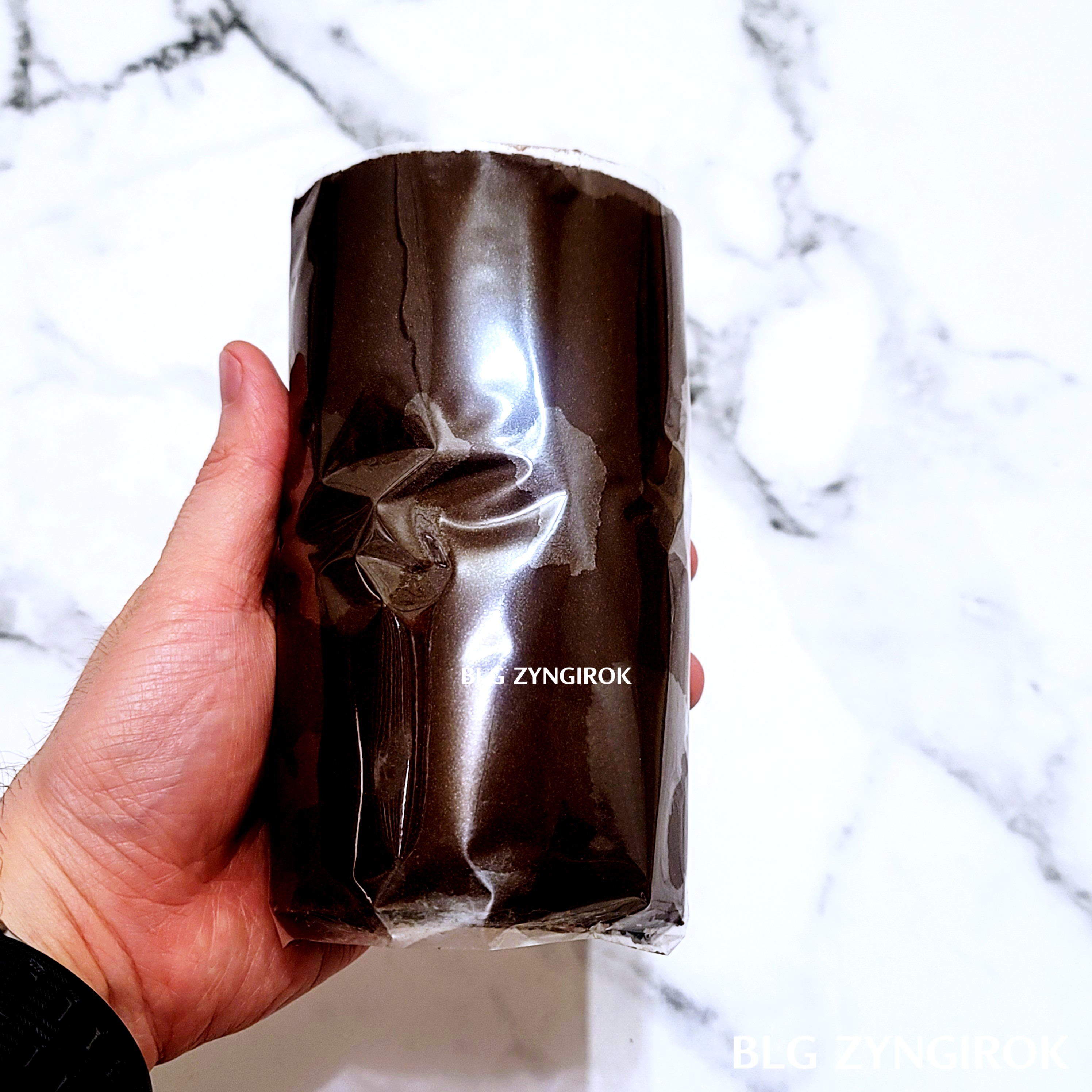 포켓몬스터빵 거대해진 로켓단 초코롤 한개를 들고 있는 모습이다. 크기를 체감할 수 있다.