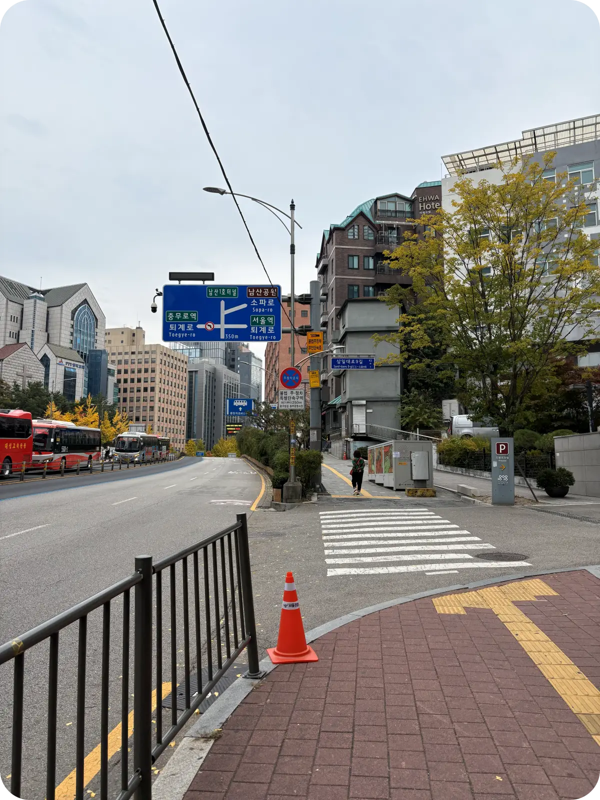 남산타워로 올라가는 길 초입1