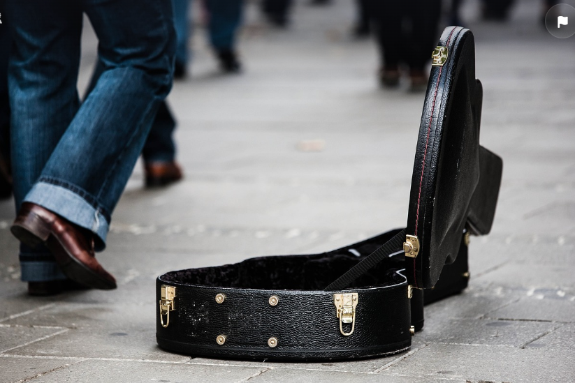 기부와 자선의 차이점을 생각해보게 하는 길거리에서 만나는 자선의 손길 사진