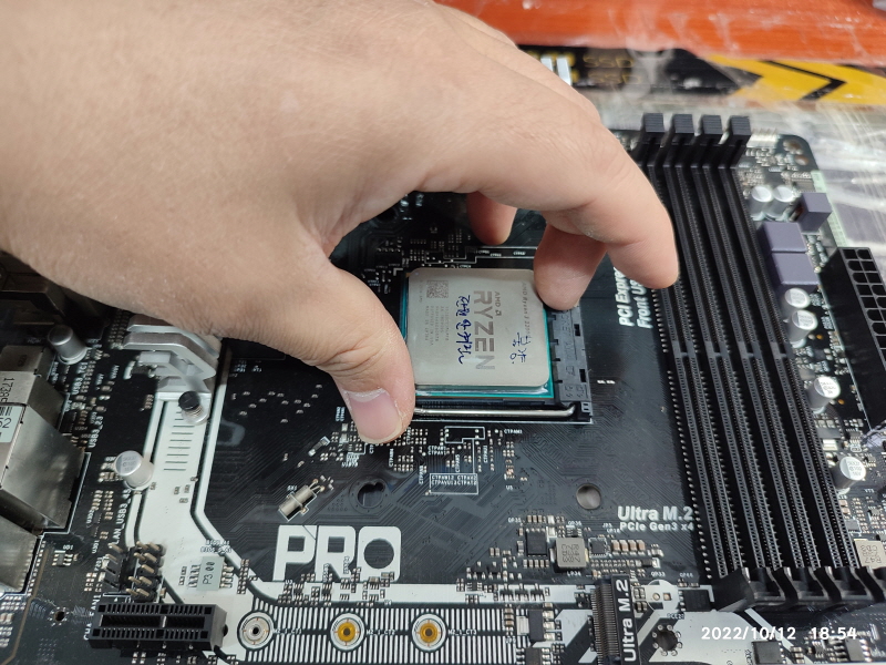 고장난 CPU를 가지고 소켓에 넣어서 동작 확인 중 4번