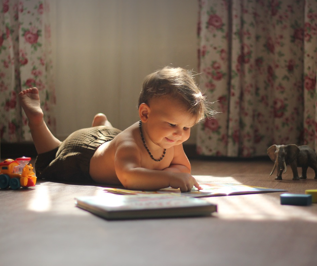 아기가 책읽는 모습