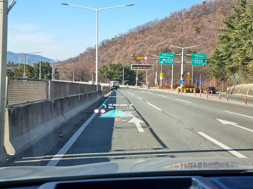 넓은 도로에 나와서 더 뉴 스포티지 하이브리드를 굴려봤습니다.