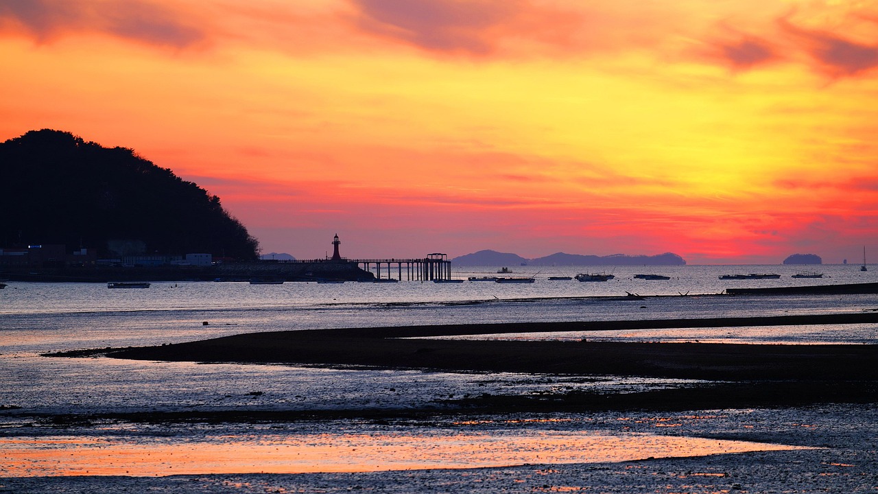 대부도 탄도항 등대와 바닷길 위로 붉게 물든 노을이 펼쳐진 서해 일몰 풍경