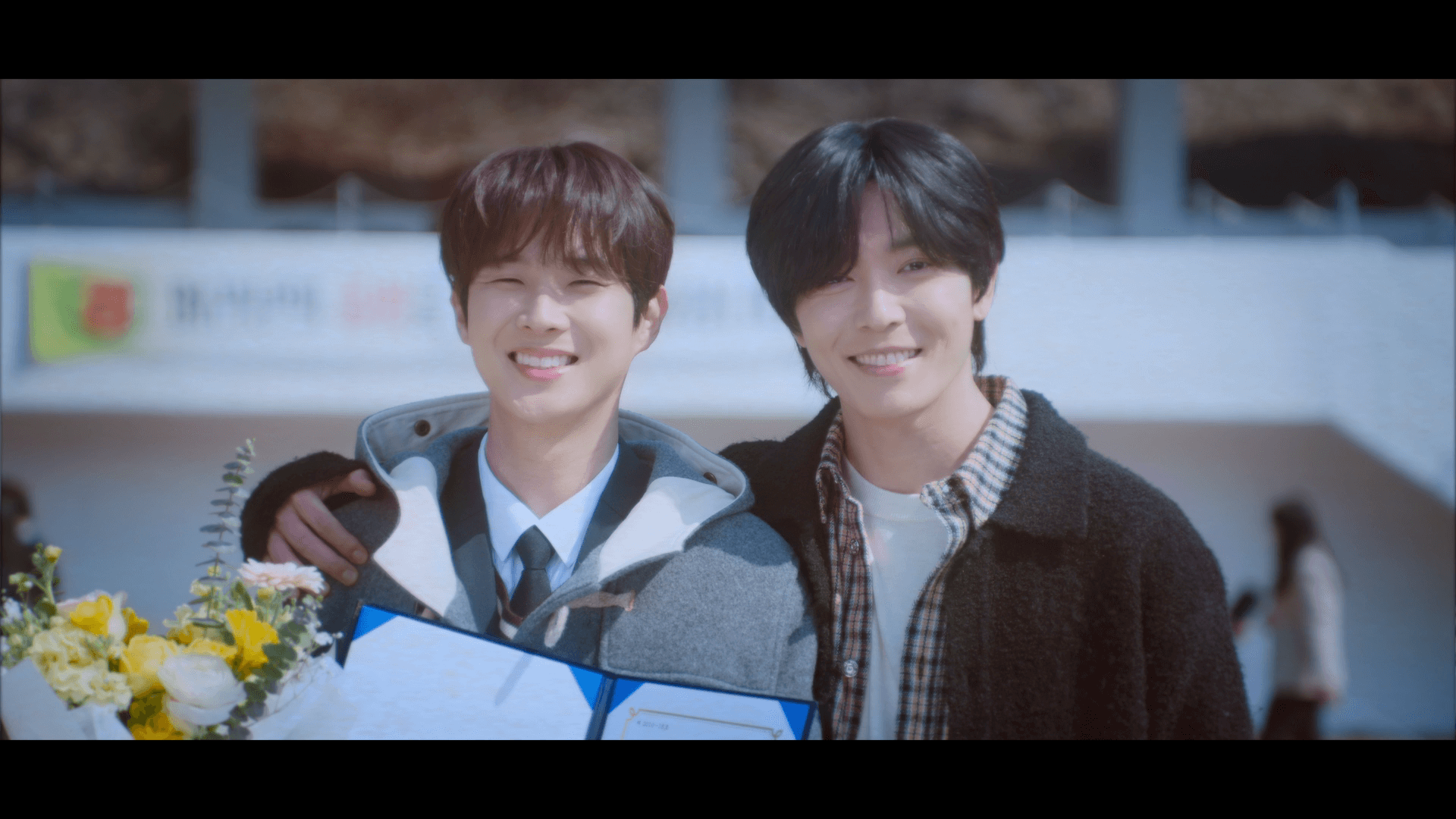 넷플릭스 드라마 '멜로무비' 7화 - 고겸의 졸업식에 함께 사진을 찍는 형 고준