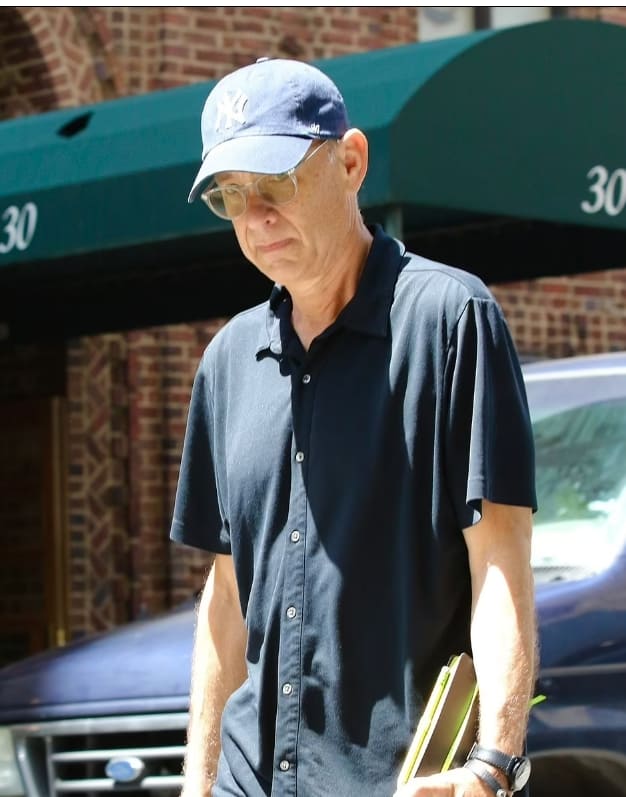 수척한 모습의 톰 행크스...중병 걸렸나 VIDEO: Tom Hanks appears thin while out in NYC amid health concerns