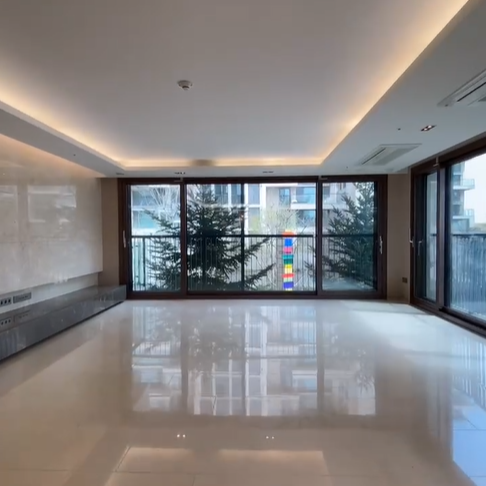 두면이 통유리로 되어 있어 햇살이 가득 들어오는 거실.