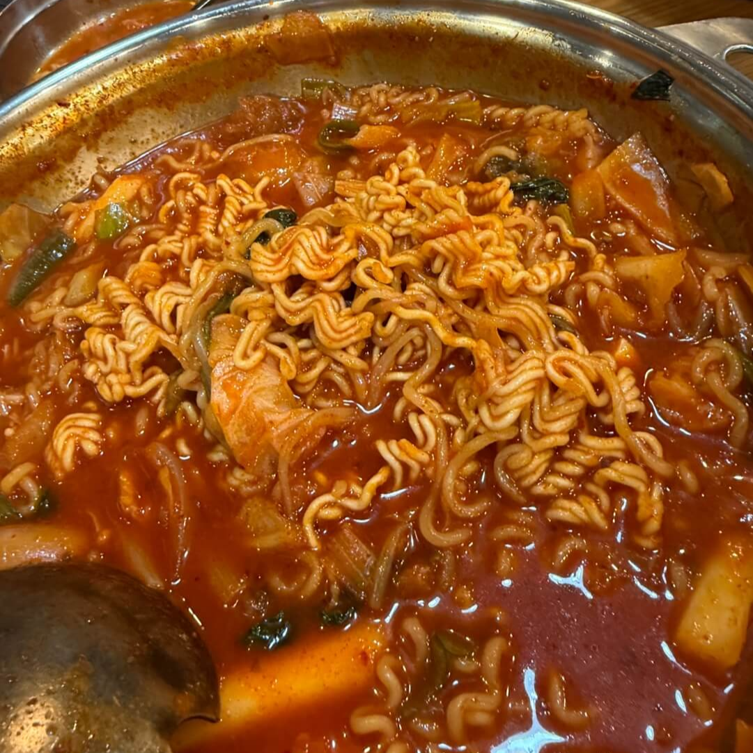 두끼떡볶이 완성 떡볶이 라면사리 조합