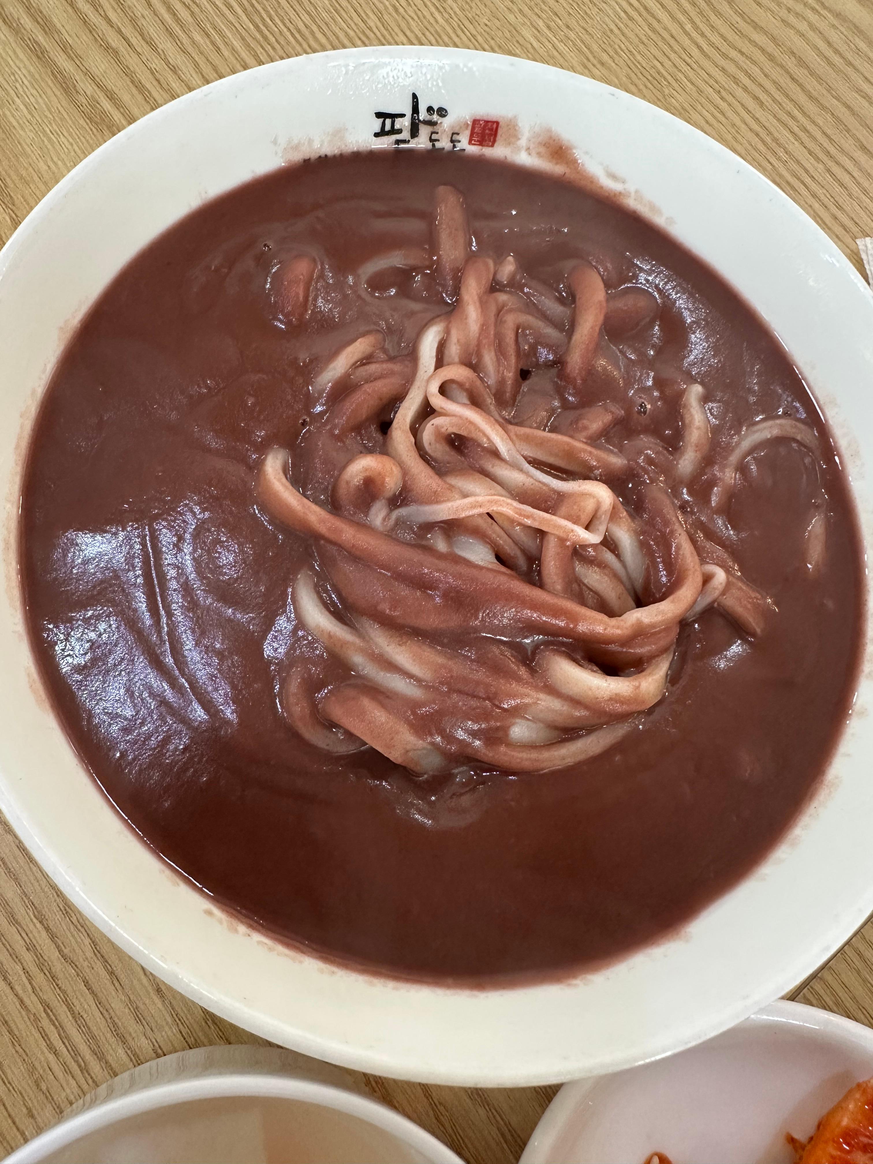 님들 팥 칼국수 먹어 봄?(진한 팥죽에 쫄깃한 칼국수면, 단맛 적음, 팥전문점 팥동동, 은평한옥마을 맛집, 팥칼국수, 팥죽, 보리밥 비빔밥, 서리태 콩국수, 눈꽃 팥빙수)