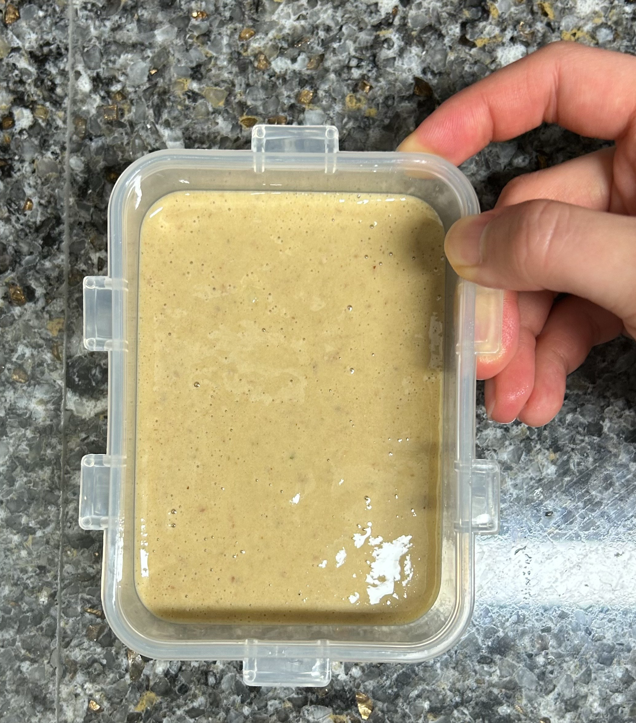 테이블에 두드려 기포 제거하기