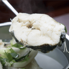 대구 속살을 숟가락으로 든 이미지