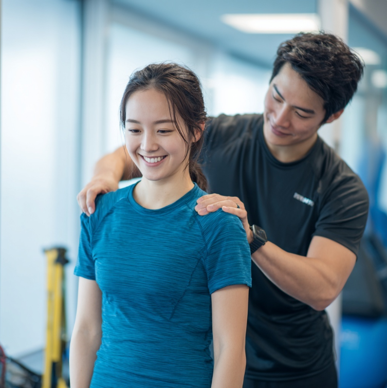 어깨통증 치료받는 젊은 여성