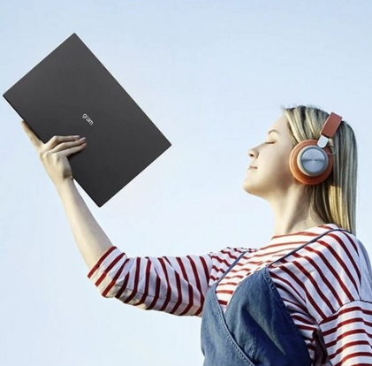 LG 그램 15 블랙 노트북 15Z95P 들고 있는 사진