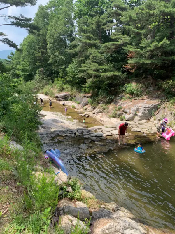 계곡-아래쪽-물놀이를-즐기는-사람들
