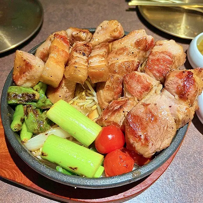돈 잘버는 젊은사장 소주 맥주 없는 특급 그릴링 돼지 고깃집 숙성 돼지고기 그릴바 뼈등심 근고기 한남동 한남오거리 맛집 서장훈 주우재 추천 소개