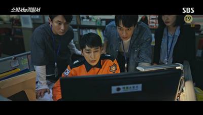 여학생 구조 당시 영상에서 이상한 것이 발견되었다며 보여주는 봉도진