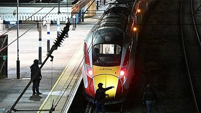 영국 열차 칼부림 사건 객실 흉기난동 기차 테러 범인은 두명