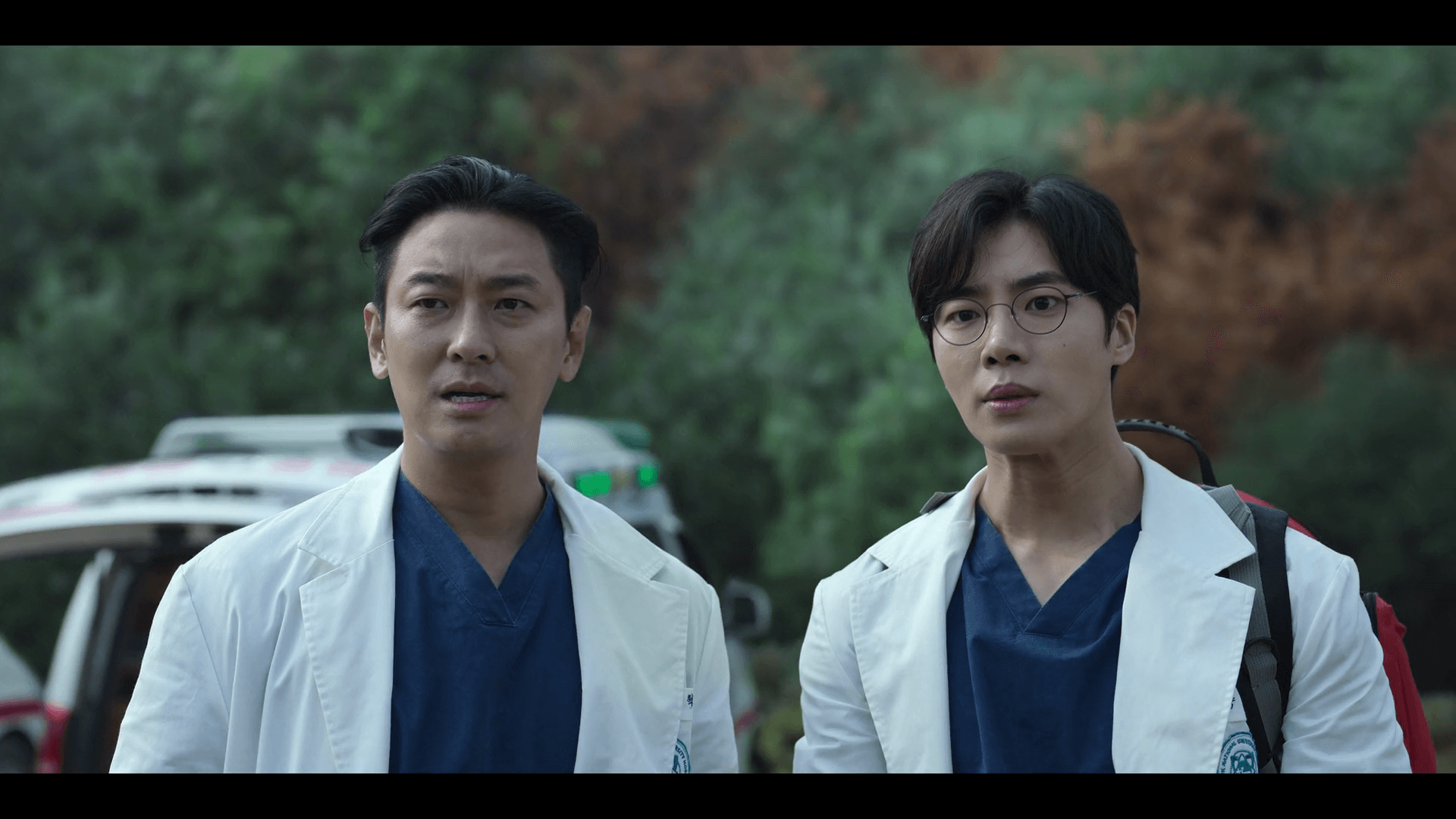 넷플릭스 드라마 '중증외상센터' 5화 - 사고 현장에 출동한 백강혁과 양재원