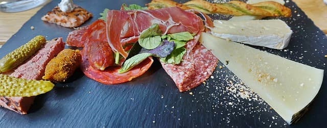 직접 만드는 천연 치즈와 발효 버터, 옛 기술의 부활