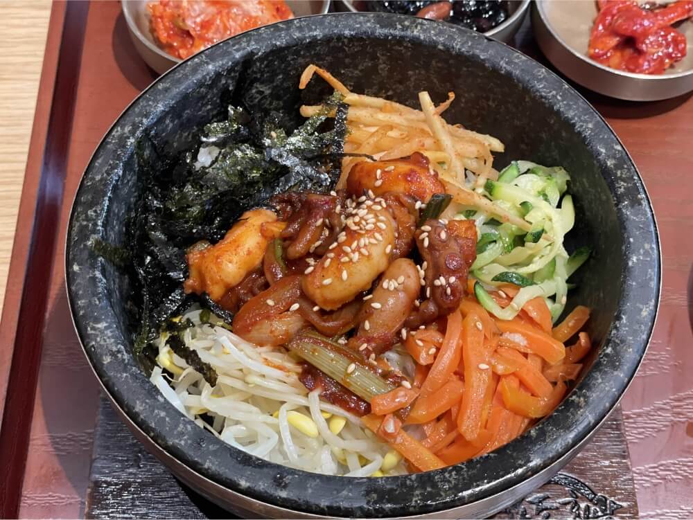 가족회관-더현대서울=낙지돌솥비빔밥-모습
