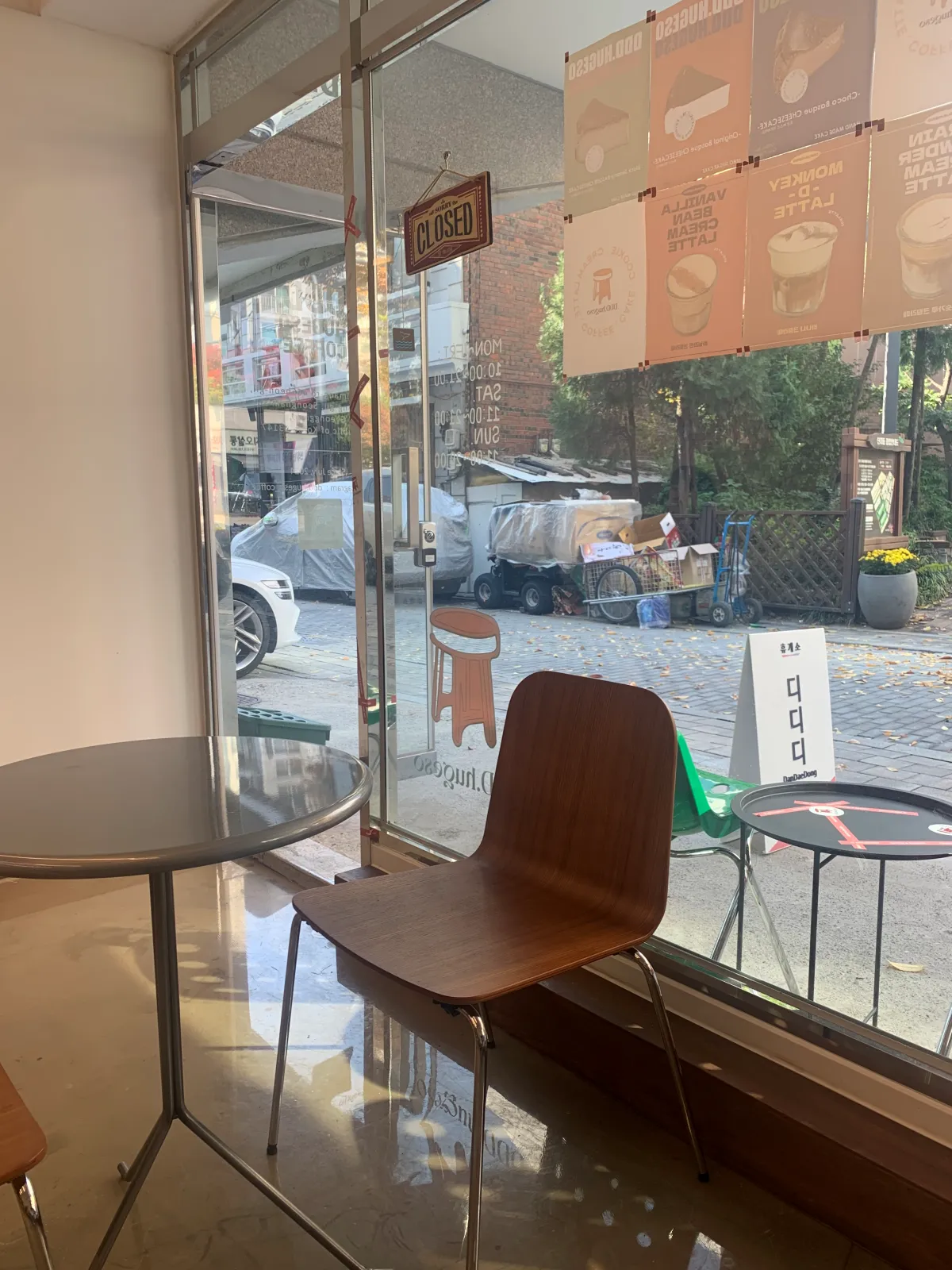 카페-들어가는-출입문