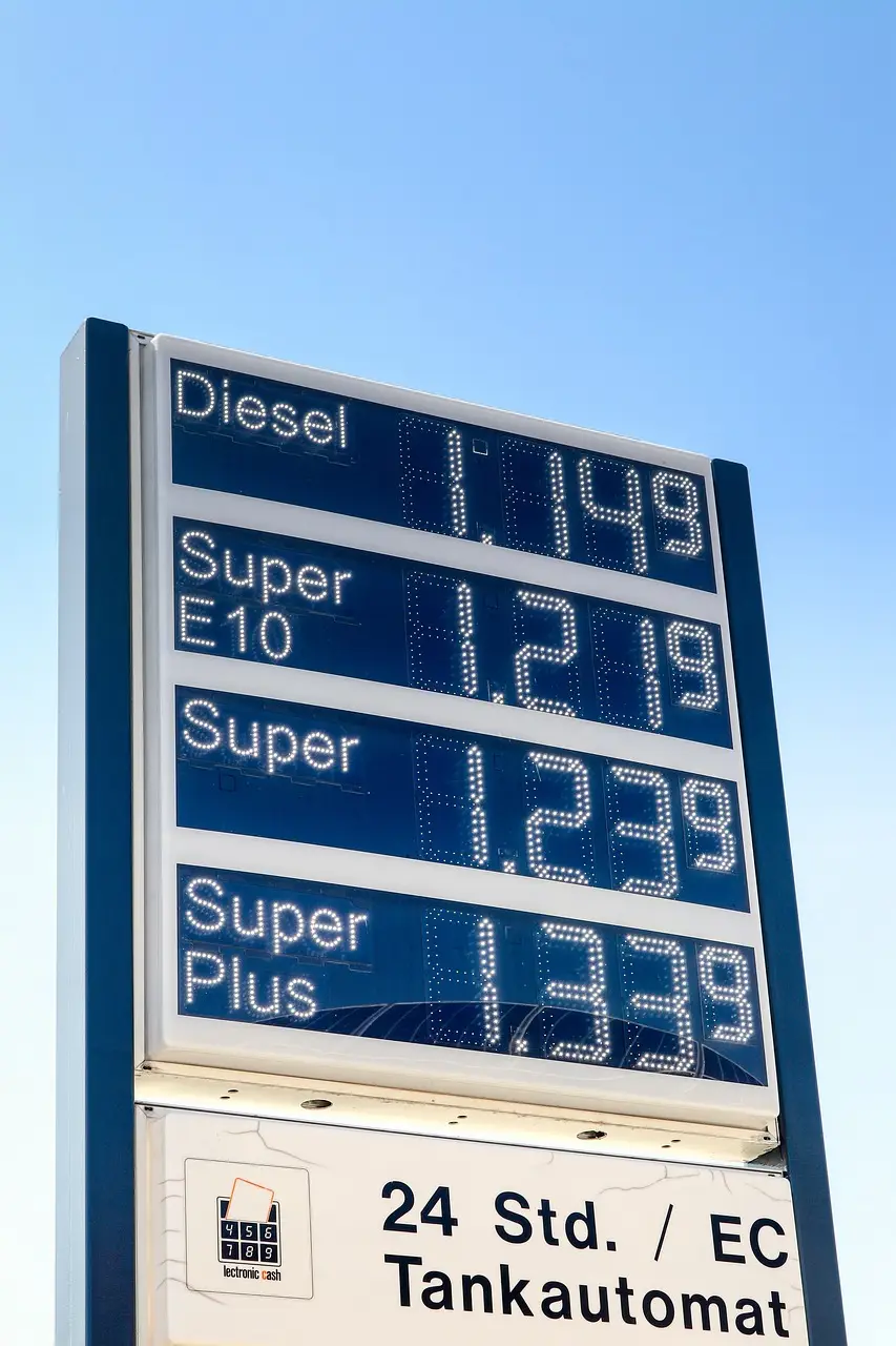 주유소에 유가가 표시된 안내판
