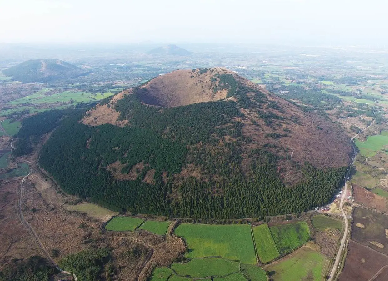 제주 다랑쉬오름 정상과 분화구 풍경 관련 사진 (출처: 제주관광공사 홈페이지)