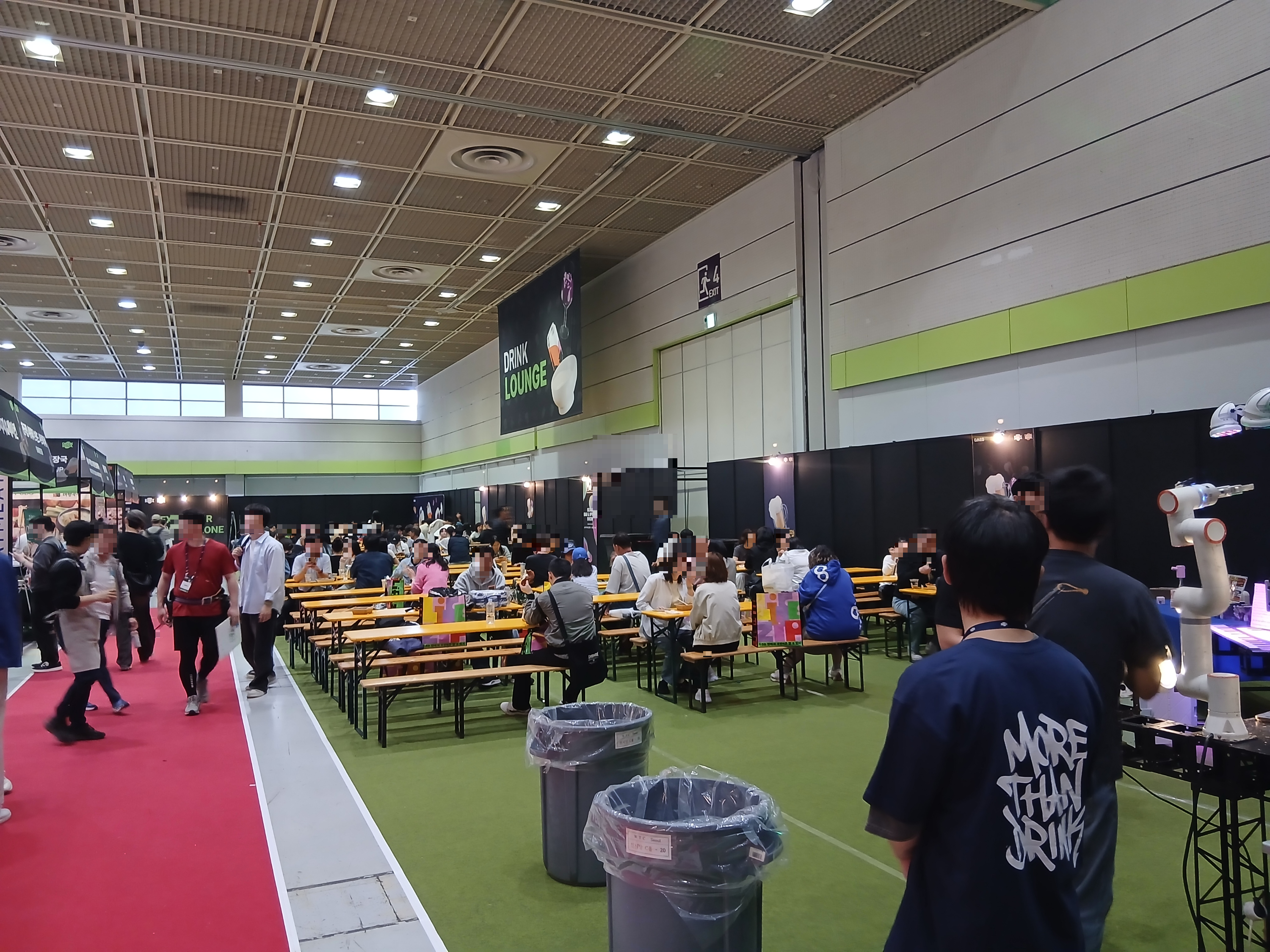 코엑스 맥주 박람회 테이블 시음 및 안주 분위기