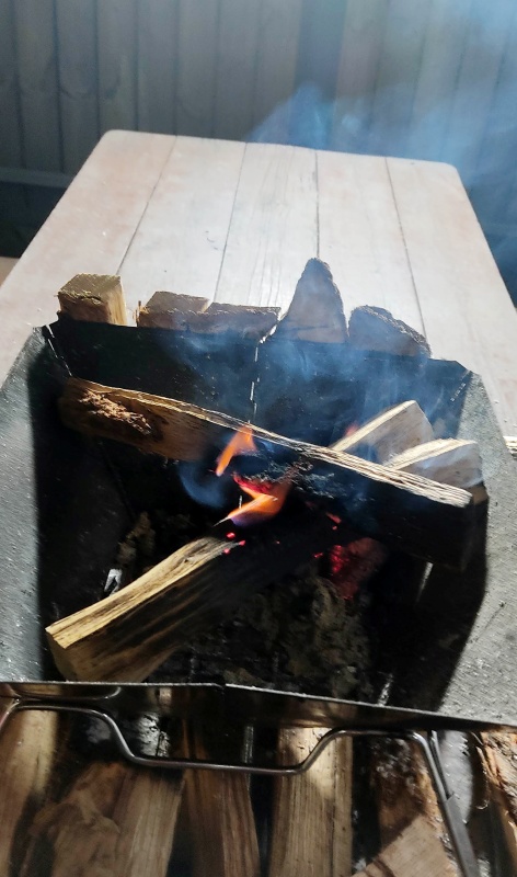 물울먹어 자꾸꺼지는 장작