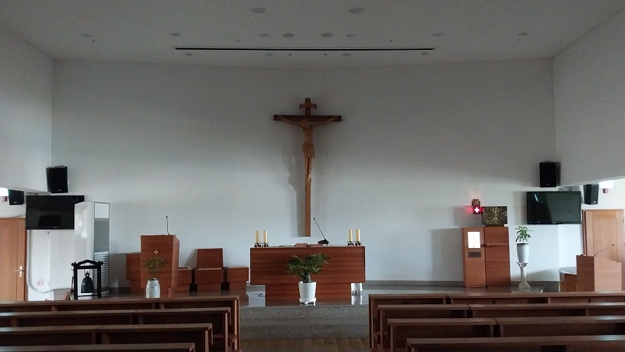 강릉 노암동성당 성전 안 감실, 제대, 제단, 십자고상 사진입니다.