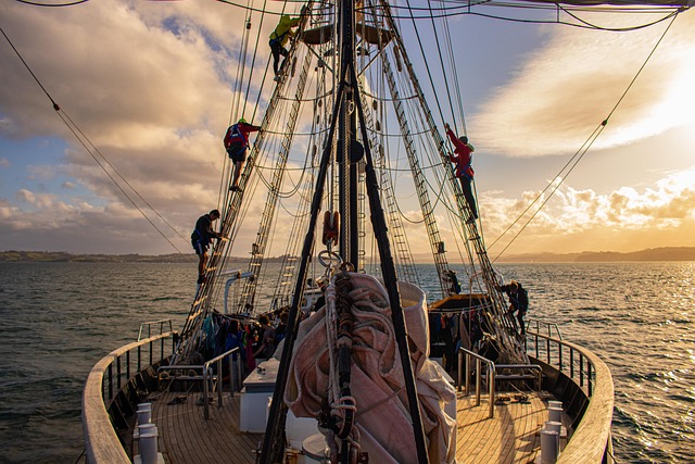 강에 큰 배가 떠있는 모습