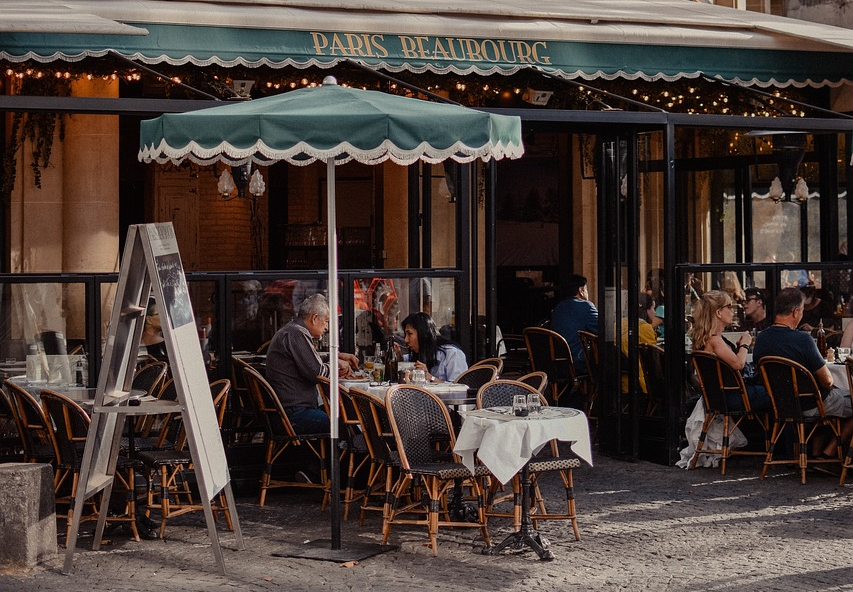 유럽 직장인의 소통 문화와 거리감, 그리고 그것을 넘어서는 법
– 직설의 기술, 프라이버시의 존중, 신뢰의 실력