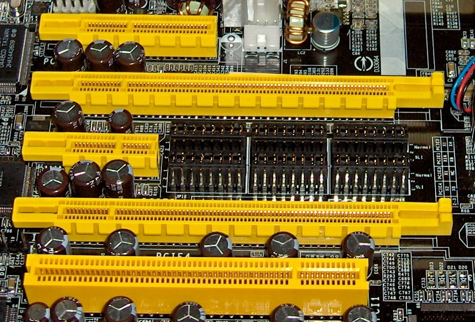 순서대로 PCIe 4레인, 16레인, 1레인, 16레인