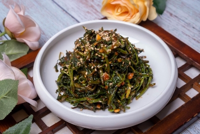 냉이와 달래를 무쳐 만든 봄나물 무침 반찬