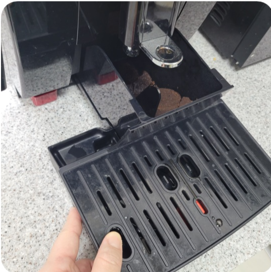 밑에 물 받침대와 찌꺼기통 제거