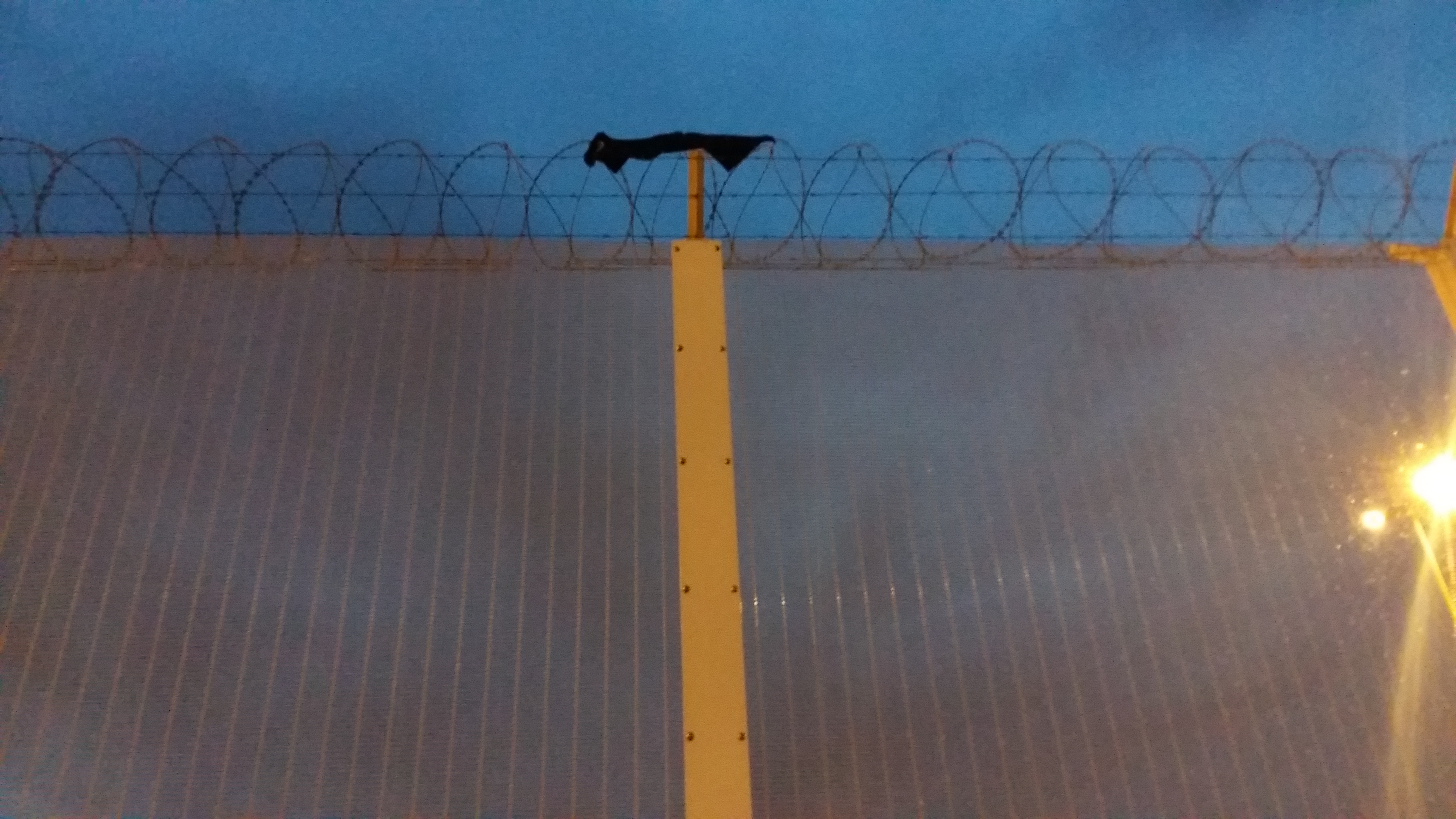 프랑스 칼레 담을 넘으려던 난민의 옷가지