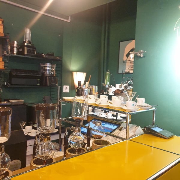 바마셀, 남영역 에스프레소 바에서 즐기는 에스프레소와 샤케라또_카페 내부_녹색 칠판 벽면과 노란 테이블