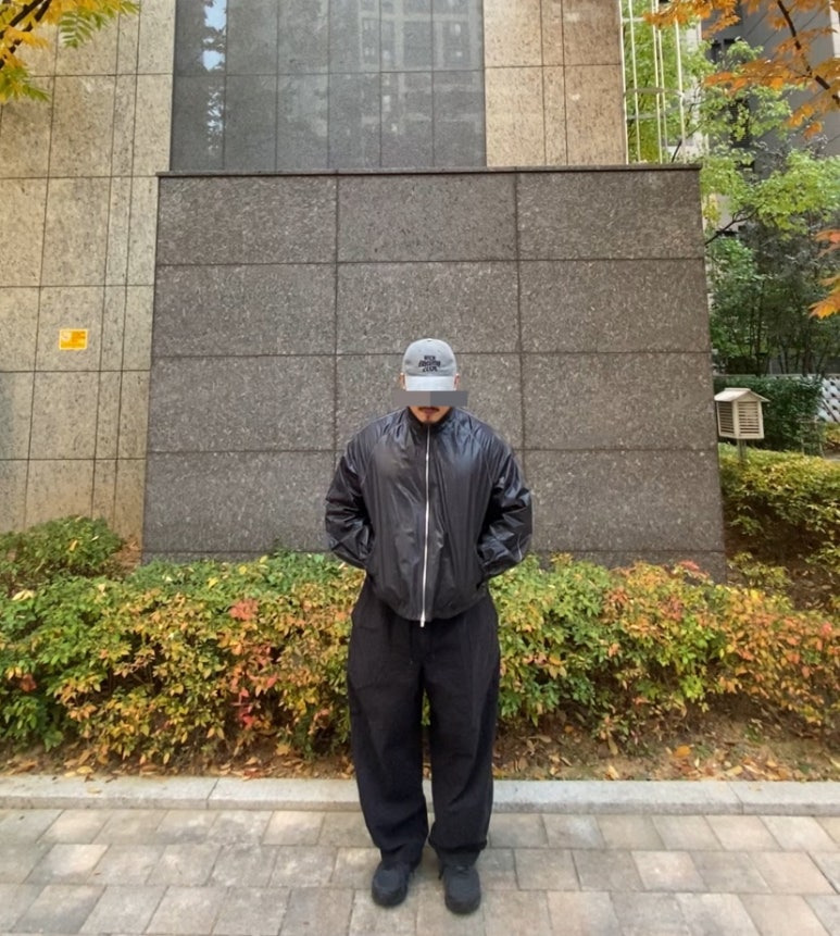 데일리룩('25. 11. 7.)윅 wick 스톤워시드 볼캡, 마뗑킴 MATINKIM 코팅점퍼 바람막이 블랙, 나이키 트레이닝 벌룬 팬츠, 뉴발란스 스니커즈 410V5 트레일 올블랙