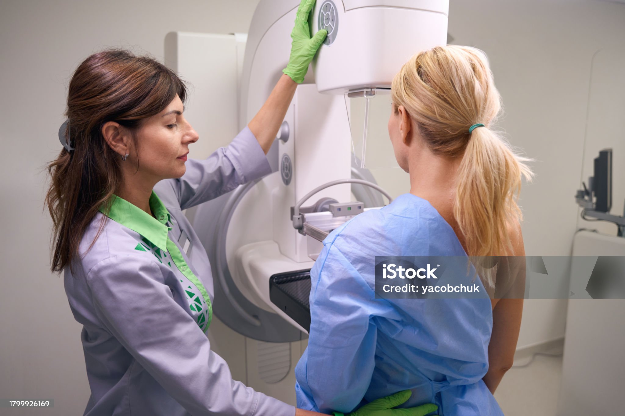 유방 조영술을 준비하는 환자와 의사