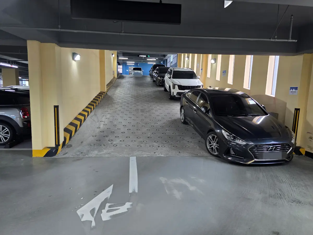 주차자리가 없어서 통로를 막고 있는 자동차들의 모습