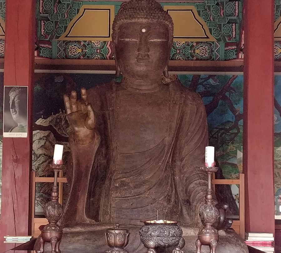 실상사. 약사전 내의 철조여래좌상. 오른손을 자세히 보면 원래의 것이 아님을 알 수 있다. 복원해서 붙여놓은 것인데 마루 오른쪽에 원래의 손이 유리관 안에 놓여져 있다.