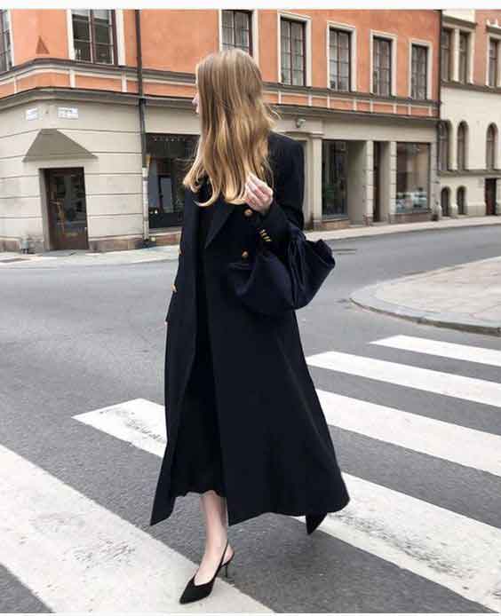 블랙 원피스 입은 여자 옷 코디