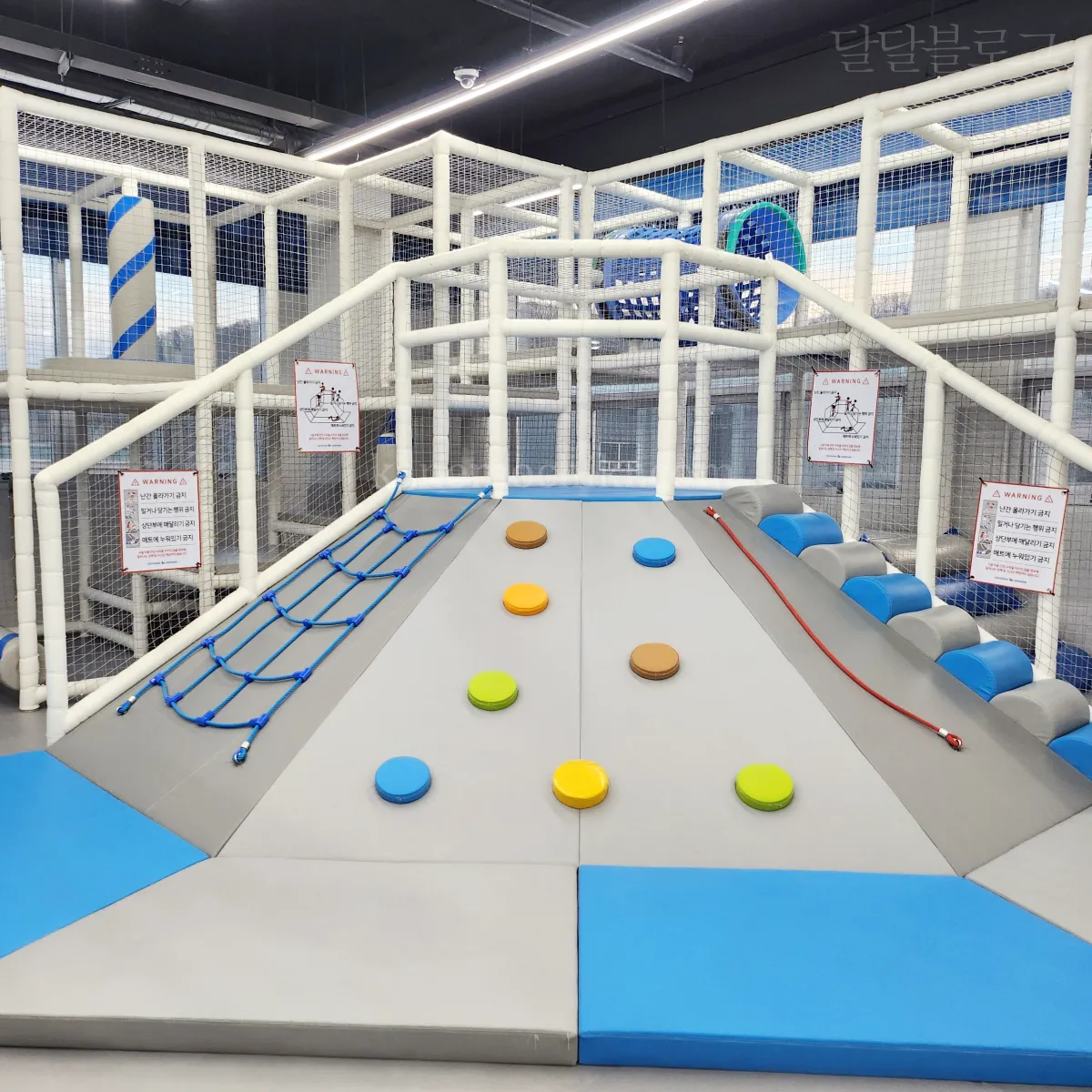 코코파파-키즈카페-놀이기구-클라이밍