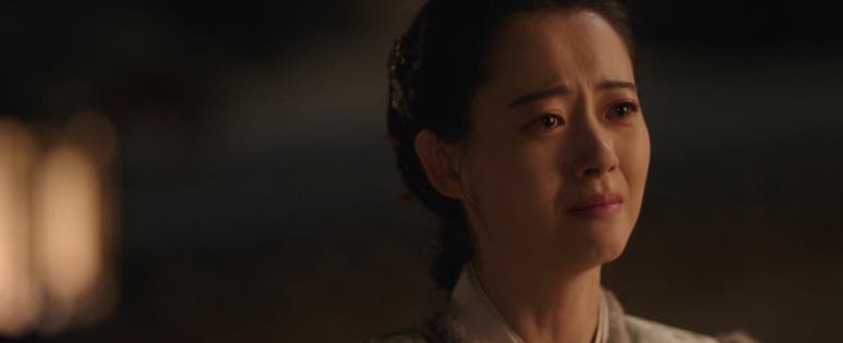 어두운 밤, 눈물을 글썽이며 슬픈 표정을 짓는 여성